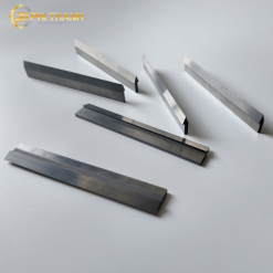 Dao Vonfram Cắt Xốp là loại dao chuyên dụng được chế tạo từ hợp kim vonfram có độ cứng cao, sắc bén và chống mài mòn hiệu quả. Sản phẩm giúp cắt các loại xốp như EPS, XPS, EVA và foam một cách chính xác, tạo đường cắt mịn đẹp và giảm hao hụt vật liệu. Nhờ độ bền vượt trội, dao vonfram được sử dụng rộng rãi trong ngành quảng cáo, bao bì, xây dựng và gia công xốp công nghiệp.