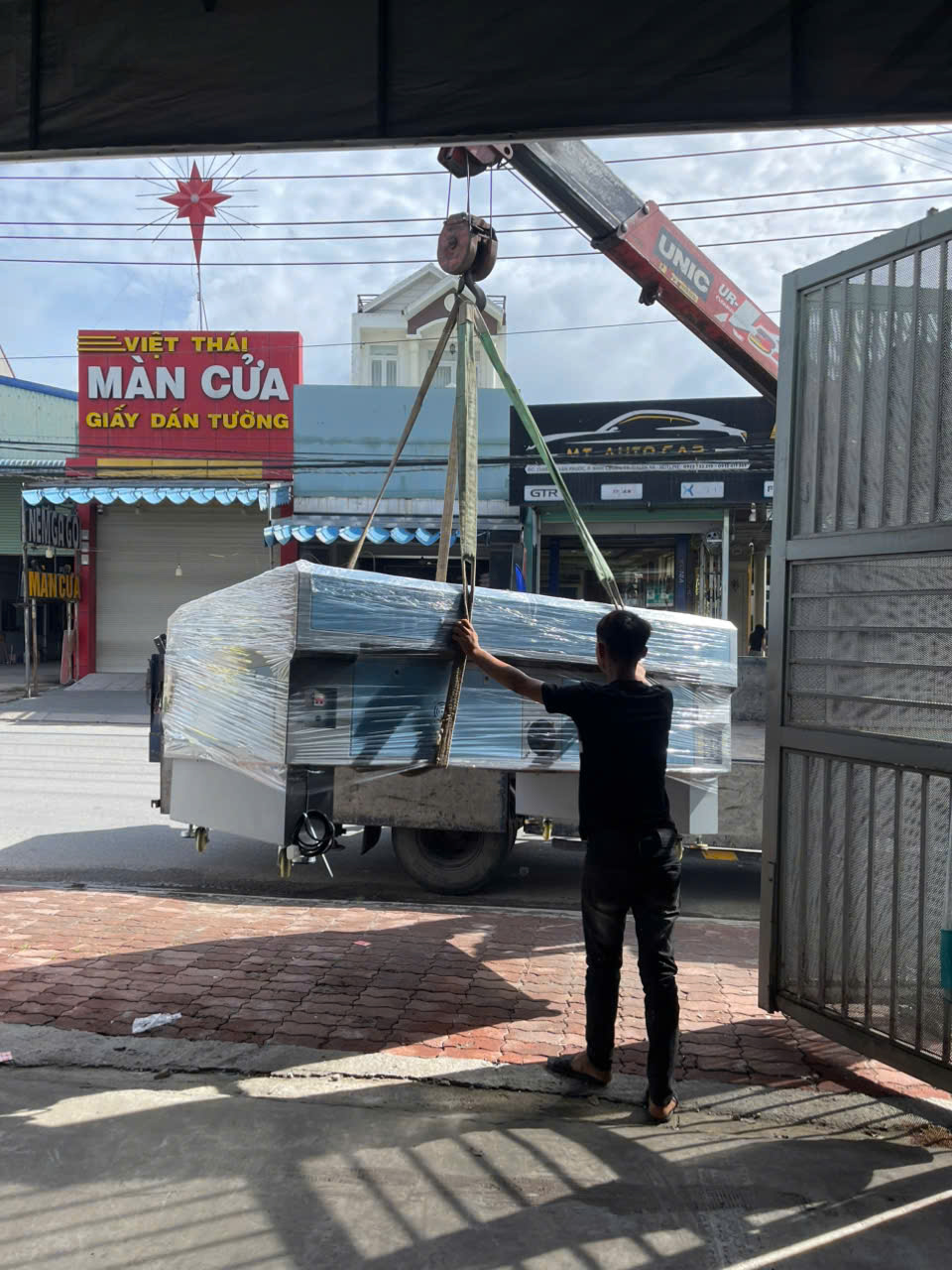 Tại Công ty TNHH KDTM Phi Thành, các hoạt động thường ngày được triển khai chuyên nghiệp và bài bản nhằm mang đến sản phẩm, dịch vụ chất lượng cho khách hàng. Từ khâu tư vấn, tiếp nhận nhu cầu, quản lý hàng hóa đến chăm sóc khách hàng sau bán, đội ngũ luôn làm việc với tinh thần tận tâm, trách nhiệm và không ngừng nâng cao hiệu quả. Với phương châm lấy uy tín làm nền tảng, Công ty TNHH KDTM Phi Thành cam kết mang đến những giải pháp tối ưu, đáp ứng nhu cầu đa dạng của đối tác và khách hàng.