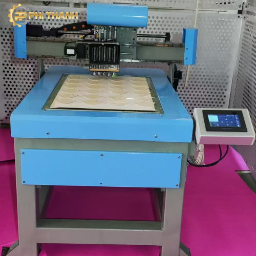 369 Máy đục lỗ 4 đầu tự động là giải pháp hiện đại dành cho các doanh nghiệp trong lĩnh vực nội thất ô tô, ghế sofa, ghế văn phòng và các ngành gia công da, simili, vải kỹ thuật. Với khả năng gia công nhanh, chính xác, vận hành ổn định và tiết kiệm nhân công, thiết bị này giúp nâng cao năng suất, giảm chi phí và tạo ra những sản phẩm có chất lượng đồng đều.