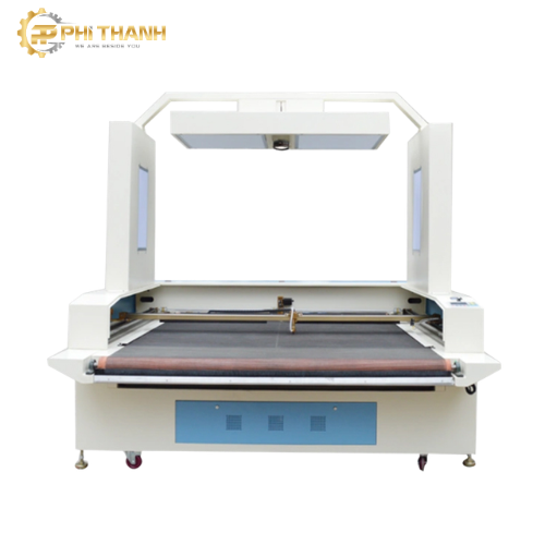 375 Máy cắt laser ngành may mặc là giải pháp hiện đại giúp cắt vải với độ chính xác cao, đường cắt đẹp, tốc độ nhanh và giảm hao hụt nguyên liệu. Thiết bị có khả năng gia công nhiều loại vải, da, nỉ và vật liệu mềm, đáp ứng nhu cầu sản xuất từ xưởng may nhỏ đến nhà máy quy mô lớn.