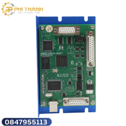 Bo mạch điều khiển máy khắc laser sợi quang là bộ phận trung tâm giúp điều khiển đầu quét Galvo, nguồn laser và truyền dữ liệu từ máy tính đến máy khắc. Với khả năng xử lý nhanh, hoạt động ổn định và độ chính xác cao, bo mạch mang đến chất lượng khắc sắc nét trên inox, nhôm, đồng, thép và nhiều vật liệu kim loại khác.